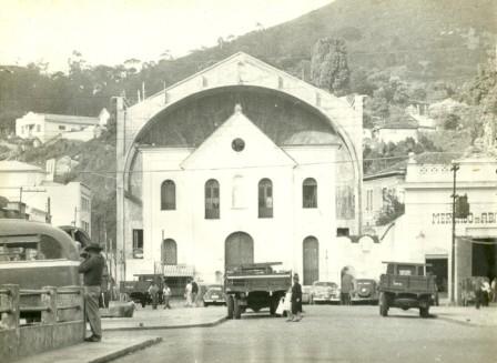 “É uma obra de rifa, de bolo, e da esmola do pobre” – disse ao Jornal de Petrópolis, monsenhor Francisco Gentil Costa sobre a nova Igreja do Rosário, 1972.