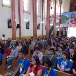 Jovens peregrinos participam de missa nas paróquias