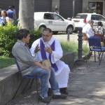 Padres atendem confissão em praça pública e promovem o Dia da Misericórdia