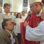 Jovens e adultos da Paróquia São Sebastião recebem sacramento da Crisma