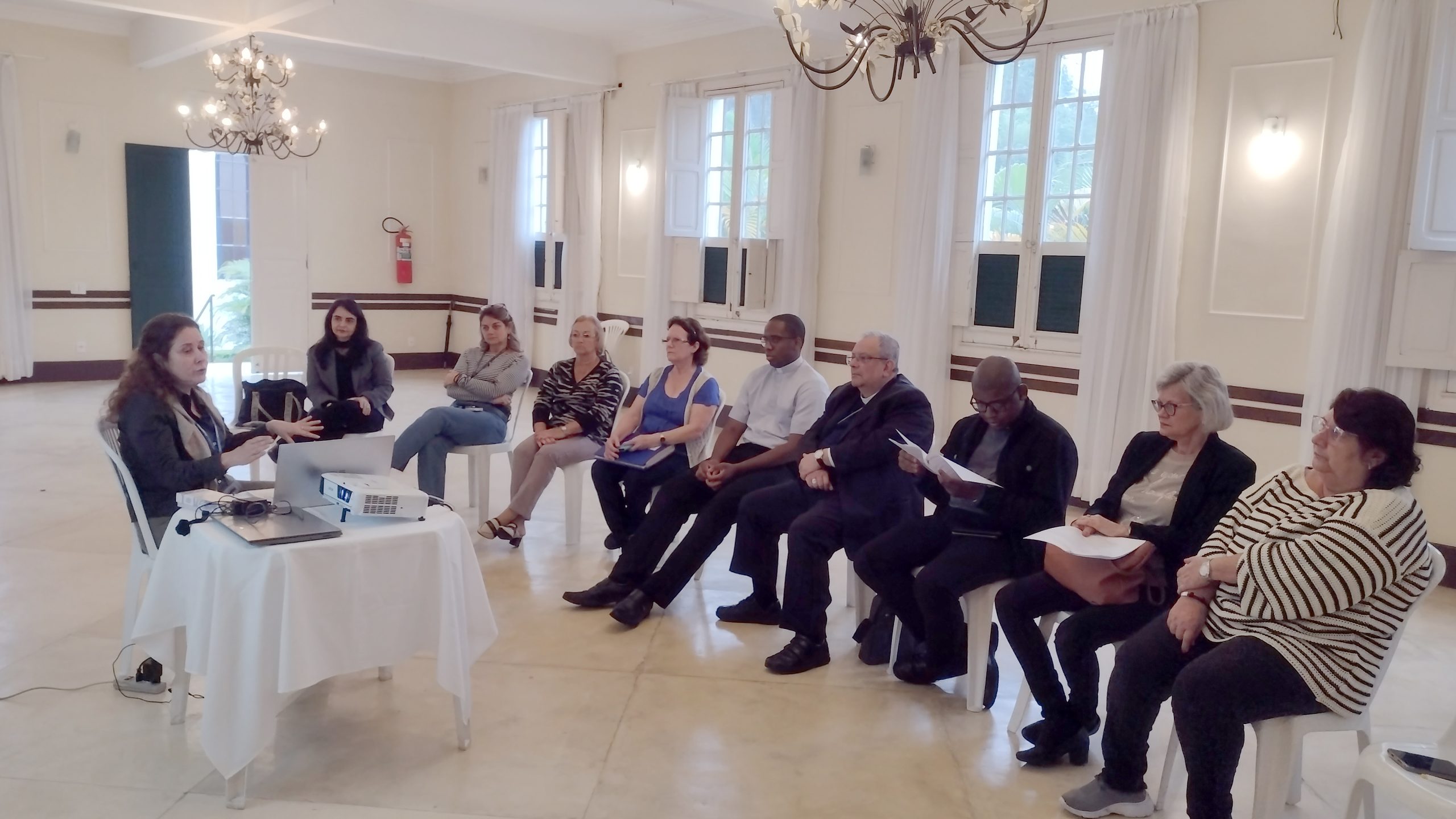 Dom Joel reunido com a equipe do Setor de Educação da Diocese