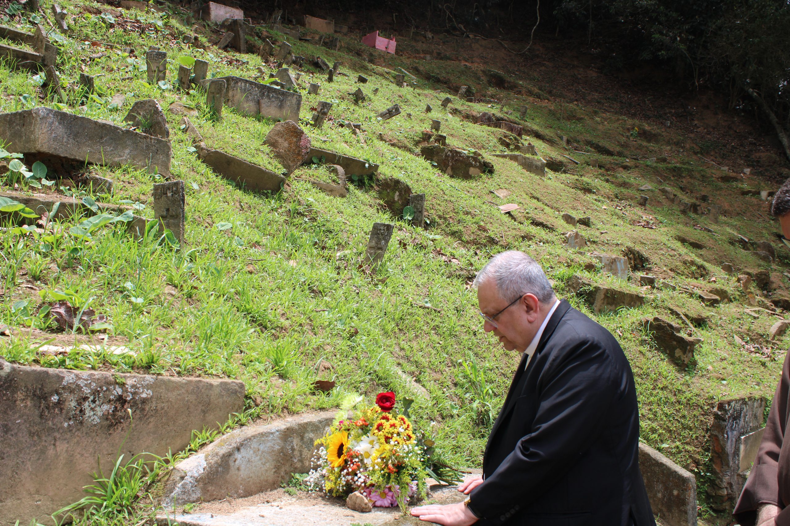 Dom Joel celebra missa no Cemitério em Petrópolis e deposita flores em local onde estão sepultados os indigentes