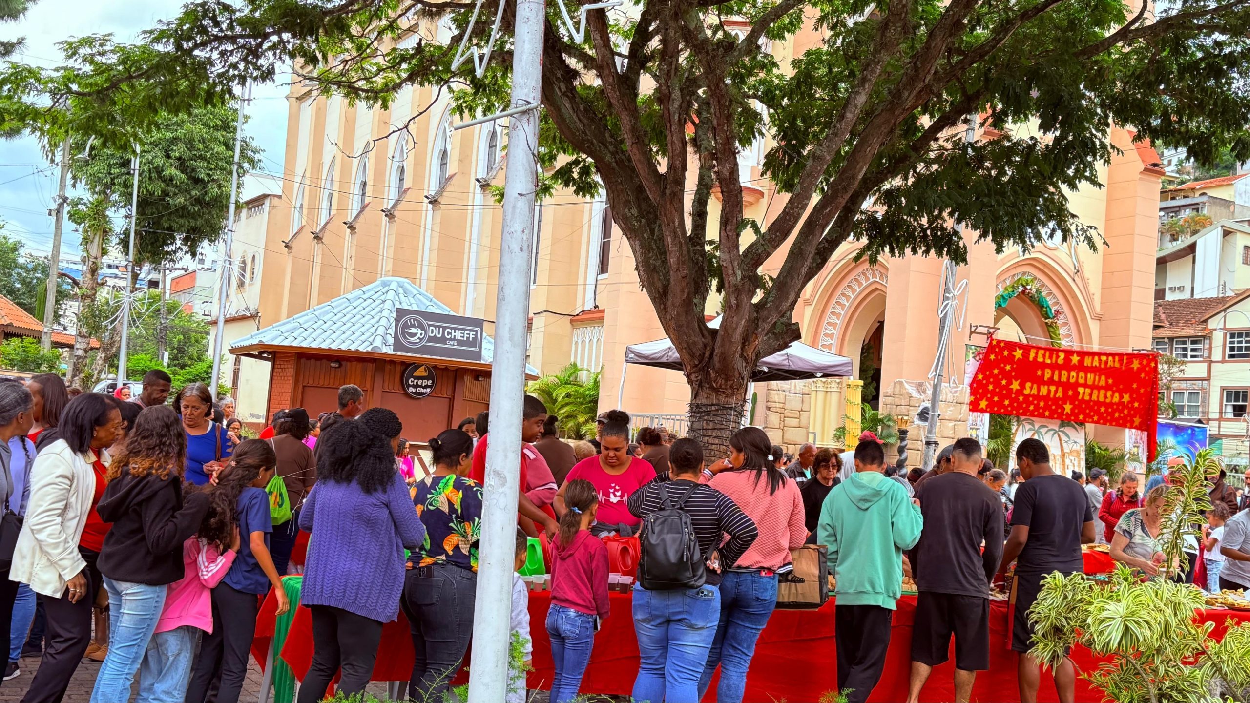 Ação solidária da Paróquia Santa Teresa distribui mais de 800 cestas básicas e leva esperança às famílias