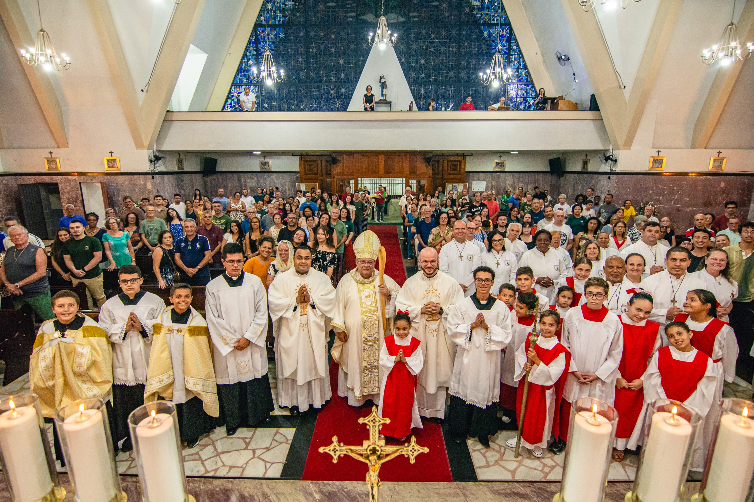 Foto com o bispo de Petrópolis, Dom Joel Portella Amado, os padres Lucas Thadeu e Bruno Leonardo (pároco e vigário) e os paroquianos ao fim da Missa em ação de graças pelos 15 anos Paróquia São Judas Tadeu, na Mosela - Petrópolis (RJ), 22/02/2025.