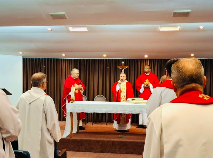 Padres Carlos Silva de Oliveira e Renato Andrade celebram Jubileu de Prata em missa com o presbitério de Petrópolis