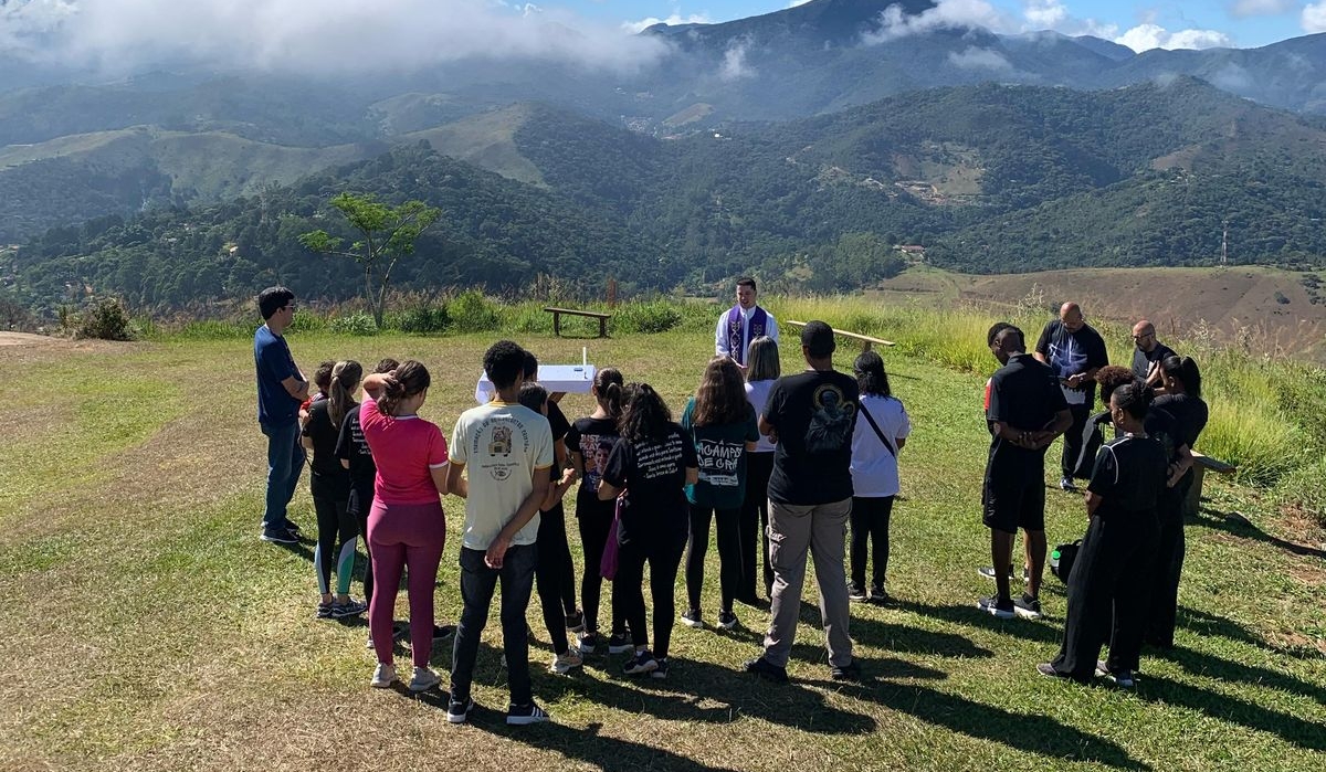 Paróquia Santa Tereza realiza trilha ecológica e Missa na Pedra da Tartaruga, em Teresópolis