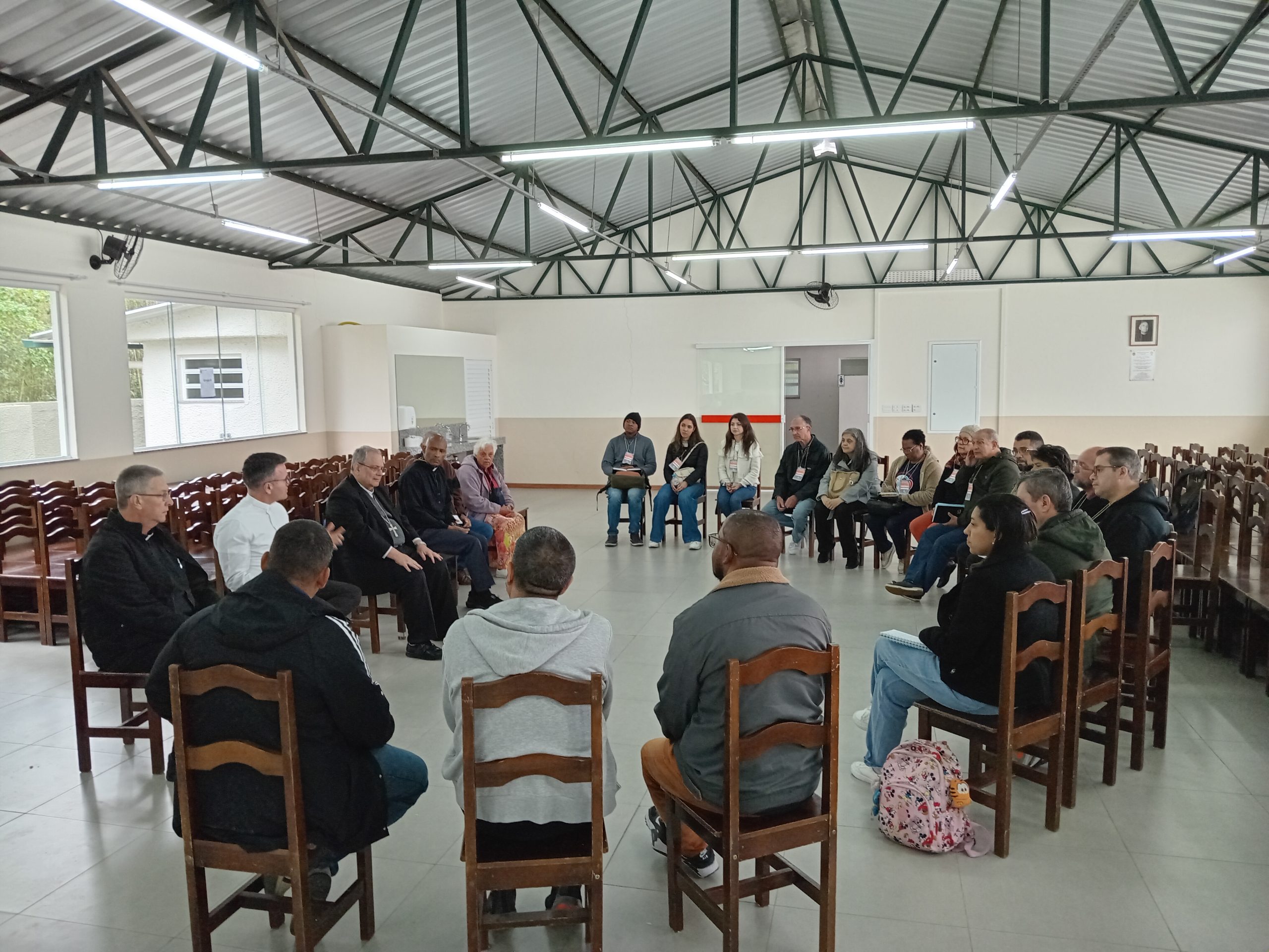 Bispo diocesano e Vigário Geral reunidos com as novas comunidades