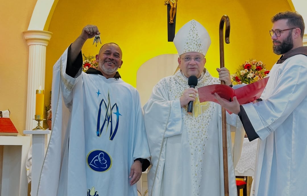 Dom Joel dá posse ao novo pároco do Quitandinha na véspera de Nossa Senhora Aparecida