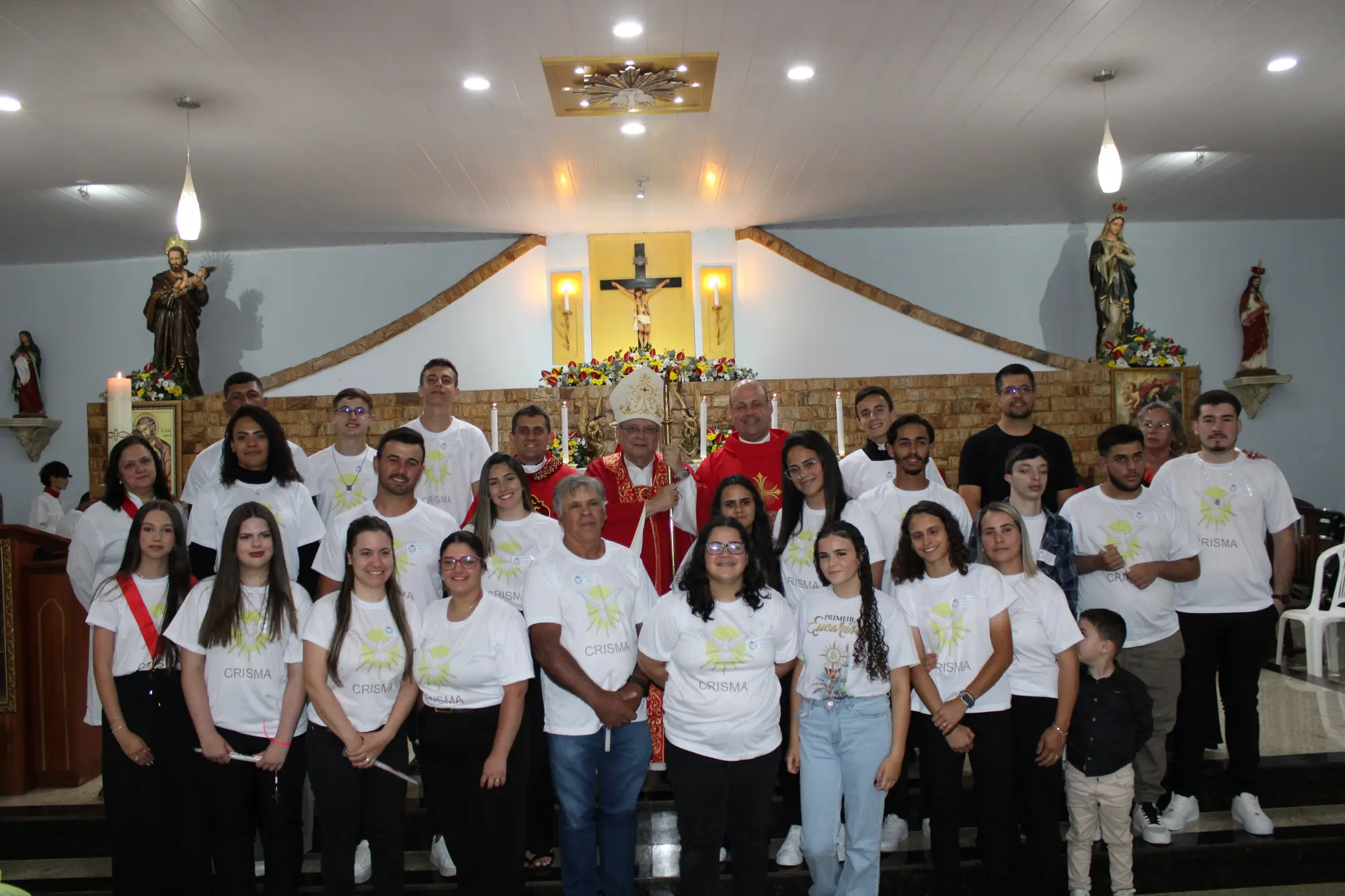 “A Crisma é parte de uma grande história de amor”, afirma Dom Joel em celebração na Paróquia São José em Teresópolis