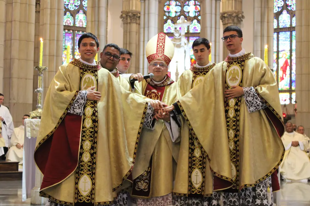 “Sejam padres credíveis e exemplares”, exorta Dom Joel na ordenação de quatro novos sacerdotes da Diocese de Petrópolis