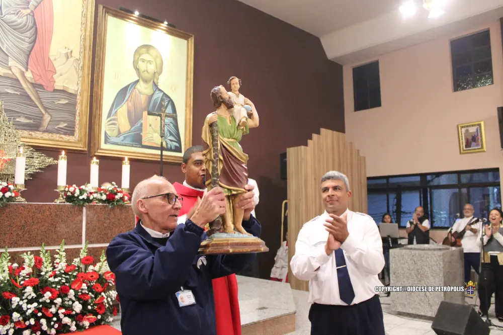 Imagem de São Cristóvão é entregue a Viação Dedo de Deus