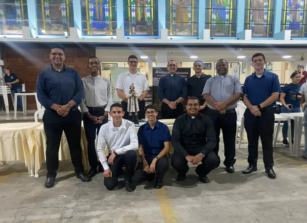 Os seminaristas com o reitor, Padre Luiz Henrique, na Feira Vocacional em Piebetá
