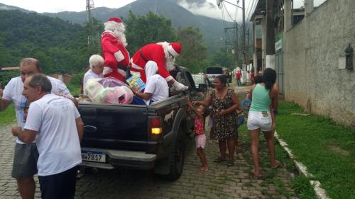 Paroquia Raiz da Serra e Irmas Dulcianas entrega brinquedos (16)