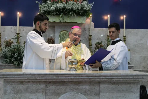 Dedicacao-do-altar-da-Igreja-Nossa-Senhora-das-Gracas-em-Parada-Modelo-100