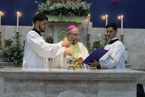 Dedicacao-do-altar-da-Igreja-Nossa-Senhora-das-Gracas-em-Parada-Modelo-101