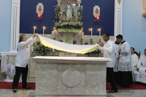 Dedicacao-do-altar-da-Igreja-Nossa-Senhora-das-Gracas-em-Parada-Modelo-121