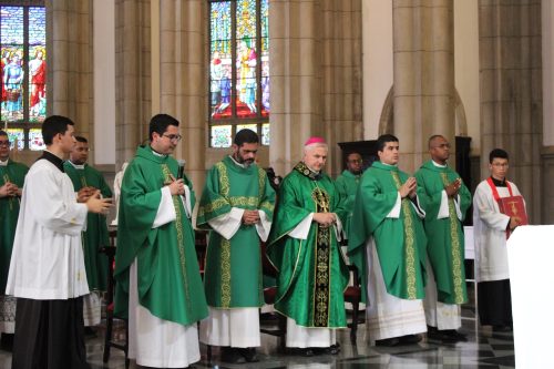 Encontro-Regional-de-Cerimoniarios-Leste-1-Missa-na-Catedral-de-Petropolis-16
