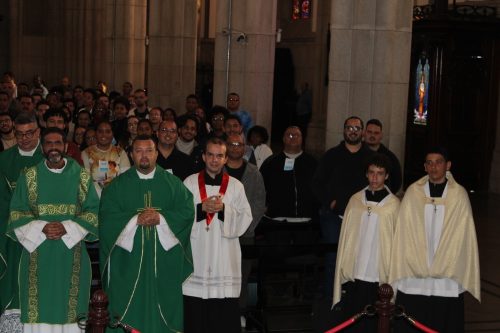Encontro-Regional-de-Cerimoniarios-Leste-1-Missa-na-Catedral-de-Petropolis-47