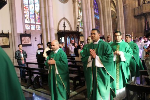 Encontro-Regional-de-Cerimoniarios-Leste-1-Missa-na-Catedral-de-Petropolis-8