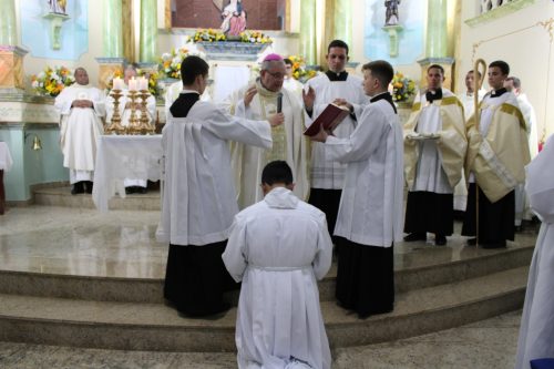 Ministerios-de-Leitor-e-Acolitos-aos-seminaristas-2025-55