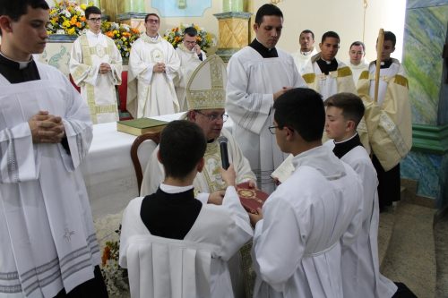 Ministerios-de-Leitor-e-Acolitos-aos-seminaristas-2025-57