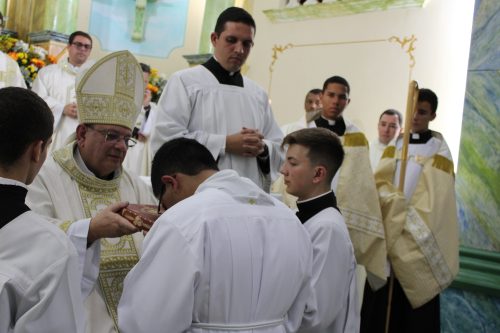 Ministerios-de-Leitor-e-Acolitos-aos-seminaristas-2025-59