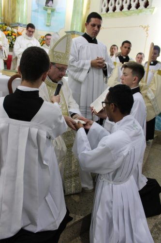 Ministerios-de-Leitor-e-Acolitos-aos-seminaristas-2025-67