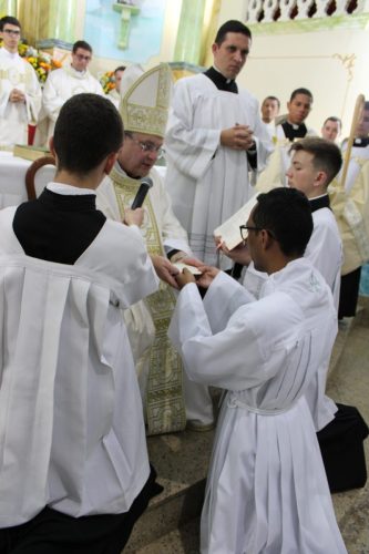 Ministerios-de-Leitor-e-Acolitos-aos-seminaristas-2025-68
