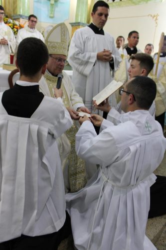 Ministerios-de-Leitor-e-Acolitos-aos-seminaristas-2025-70