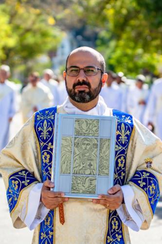 Diácono leva o Evangeliário