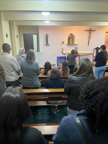 casa-das-Religiosas-de-Maria-Imaculada-e-encontro-com-os-jovens-universitarios-3